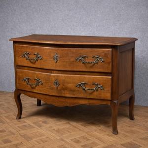 Commode sauteuse ancienne galbée en noyer – style Louis XV 