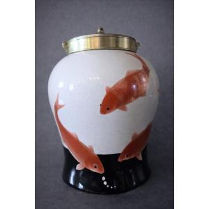 Japon XXeme : Vase en porcelaine à décor de carpes Koi 