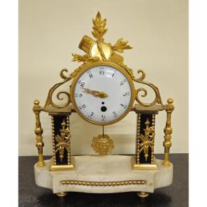 Pendule ancienne en marbre et bronze doré – Style Louis XVI / Directoire – 