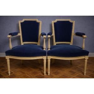 Paire de fauteuils de style Louis XVI – Velours bleu & bois laqué crème 