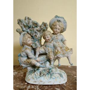 Sujet ancien en porcelaine – Groupe d’enfants – vase décoratif –
