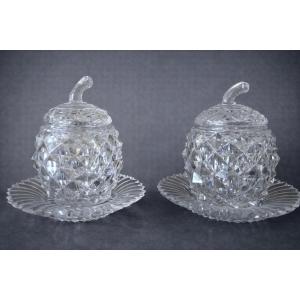 Paire de pots couverts en ananas en cristal taillé avec présentoirs – H 19 cm 