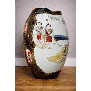 Grand vase asiatique décor personnages et calligraphies – Céramique émaillée – Décor en relief 