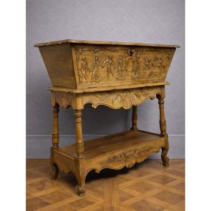 Maie petrin / noyer sculpté – décor scène animée – début XXeme siecle 