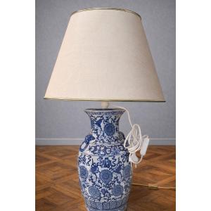 Grande lampe composée d’un vase en porcelaine bleu et blanc de style chinois