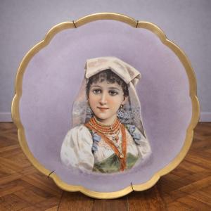 Grand plat en porcelaine Limoges France avec portrait d'une jeune Italienne peint