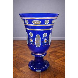 Grand calice en verre bleu émaillé (verre bohème XXe siecle)  