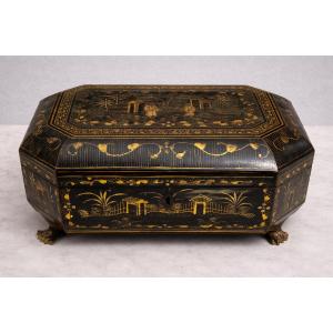 Coffret en bois laqué noir à décor chinoiserie dorée – XIXe siècle  