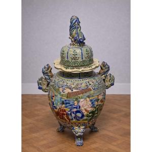 Grand Pot couvert en faïence polychrome, Travail Asiatique de la fin XIXe 