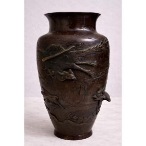 Vase japonais en bronze patiné à décor en relief de grues et paysage lacustre – époque Meiji 
