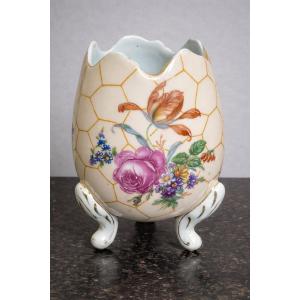 Cache-pot en porcelaine de Limoges – décor floral – forme coquille sur pieds    
