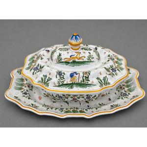Importante soupière couverte et son présentoir en faïence – Décor polychrome 