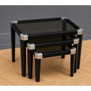 Suite de trois tables gigognes au design moderniste