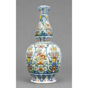 Grand vase en faïence à panse balustre et col élancé