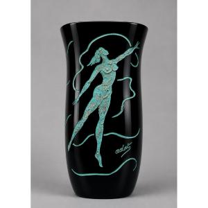 Ady Kroyer : Vase de forme balustre en verre noir, décoré en relief d’une figure féminine