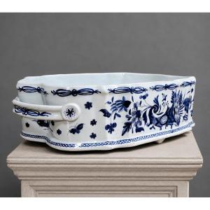 Importante jardinière en faïence à décor bleu monochrome dans le goût de Rouen