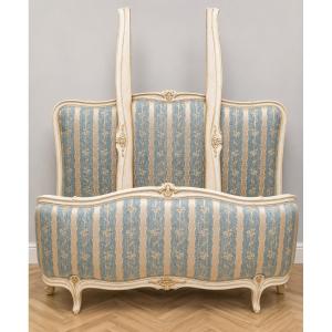 Lit de style Louis XV en bois laqué crème rechampi, richement mouluré et sculpté