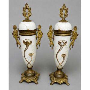 Paire de vases couverts d'époque Art Nouveau, en porcelaine