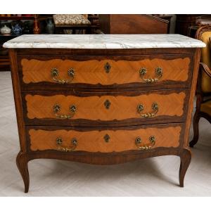 Commode galbée Louis XV en marqueterie – dessus marbre – époque XIXe