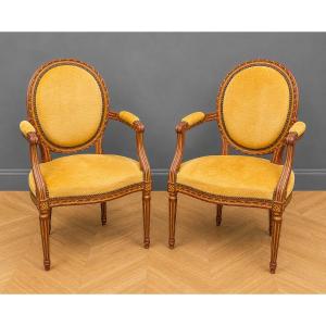paire de fauteuils cabriolets de style Louis XVI en bois mouluré et rechampi rouge