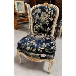 fauteuil chauffeuse de style Louis XV à dossier médaillon