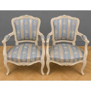 Paire de fauteuils de style Louis XV, en bois mouluré et patiné 