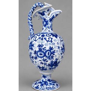 Aiguière en faïence fine à décor bleu et blanc, travail du XIXe siècle 