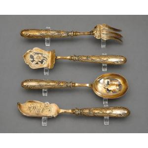Suite de quatre pièces de service en argent présentée dans son élégant coffret d’origine
