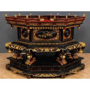 Chine vers 1800: autel a offrandes de très grande taille en forme de "chanab" en laque