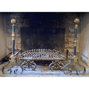 Paire De Chenets En Fer Forgé Et Laiton Avec Porte-Bûches De Cheminée, XIXe Siècle