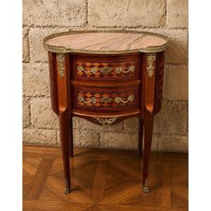 Commode sauteuse de forme rognon en marqueterie, marbre rose et bronzes – Style Louis XV