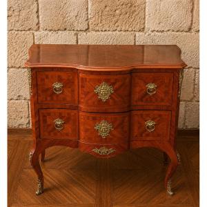 Commode sauteuse galbée de style Louis XV en marqueterie et bronzes dorés