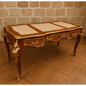 Grand bureau plat de style Louis XV d'après Charles Cressent en marqueterie et bronze doré