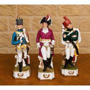Allemagne : Suite de trois sujets napoléoniens en porcelaine polychrome