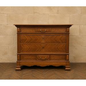 Commode de style Louis XVI en noyer – Plateau marbre – Façade en chevrons