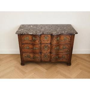 Commode Arbalette d'époque Régence en noyer – Dessus de marbre – Bronzes d'origine