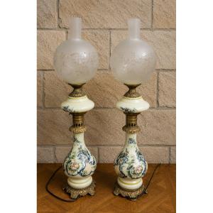 Paire de lampes à pétrole électrifiées en opaline peinte – XIXᵉ siècle