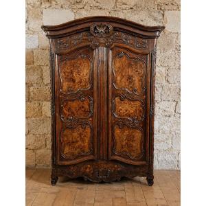 Importante armoire de mariage Louis XV en noyer et ronce – Vallée du Rhône – XVIIIe siècle