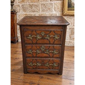 Louis XIV-era Ladies' Chest Of Drawers With Three Drawers, Made Of Oak – Carved Decoration 