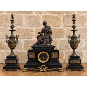 Garniture de cheminée en bronze et marbre noir – Pendule à personnage antique