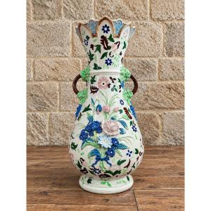 Grand vase en faïence polychrome à décor floral en relief – XXe siècle
