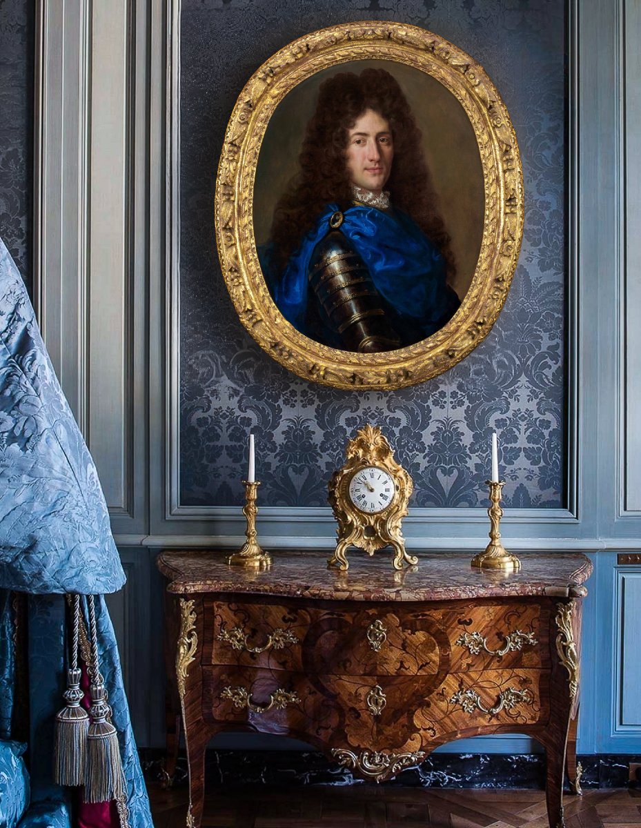 Portrait d'un gentilhomme en armure, manteau bleu, broche en diamant, vers 1700, cadre sculpté-photo-2