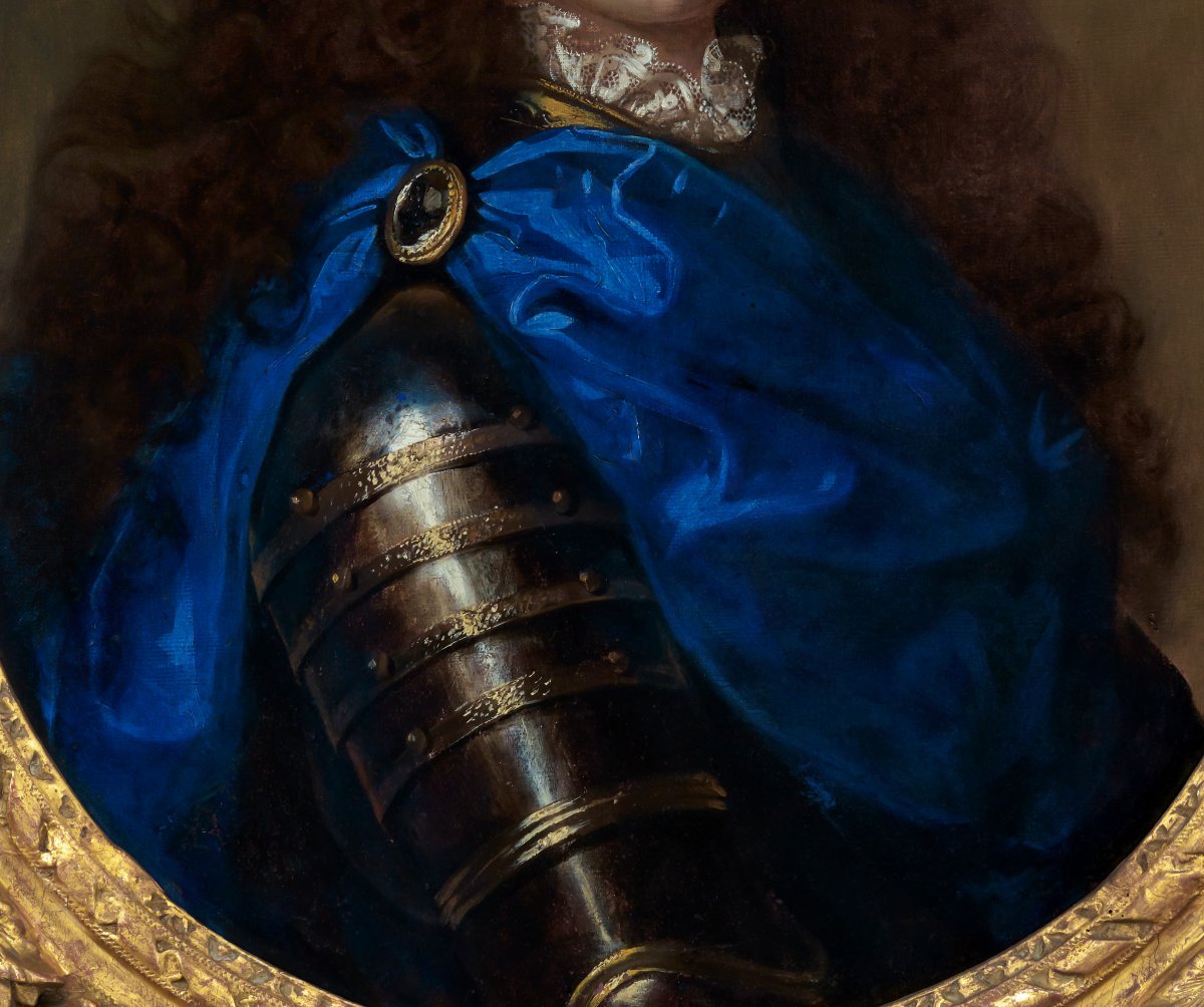 Portrait d'un gentilhomme en armure, manteau bleu, broche en diamant, vers 1700, cadre sculpté-photo-2