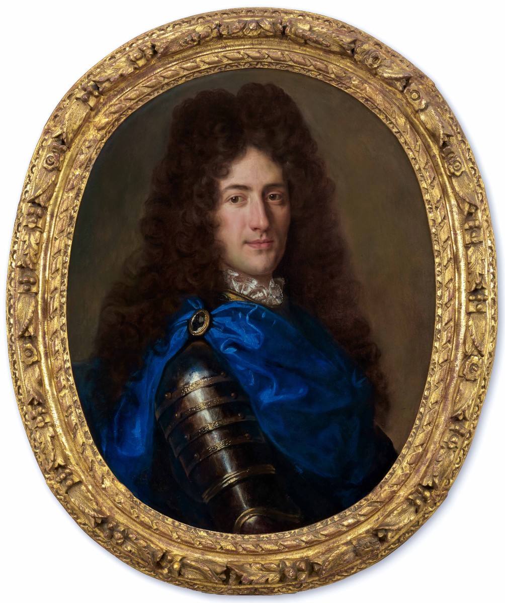 Portrait d'un gentilhomme en armure, manteau bleu, broche en diamant, vers 1700, cadre sculpté