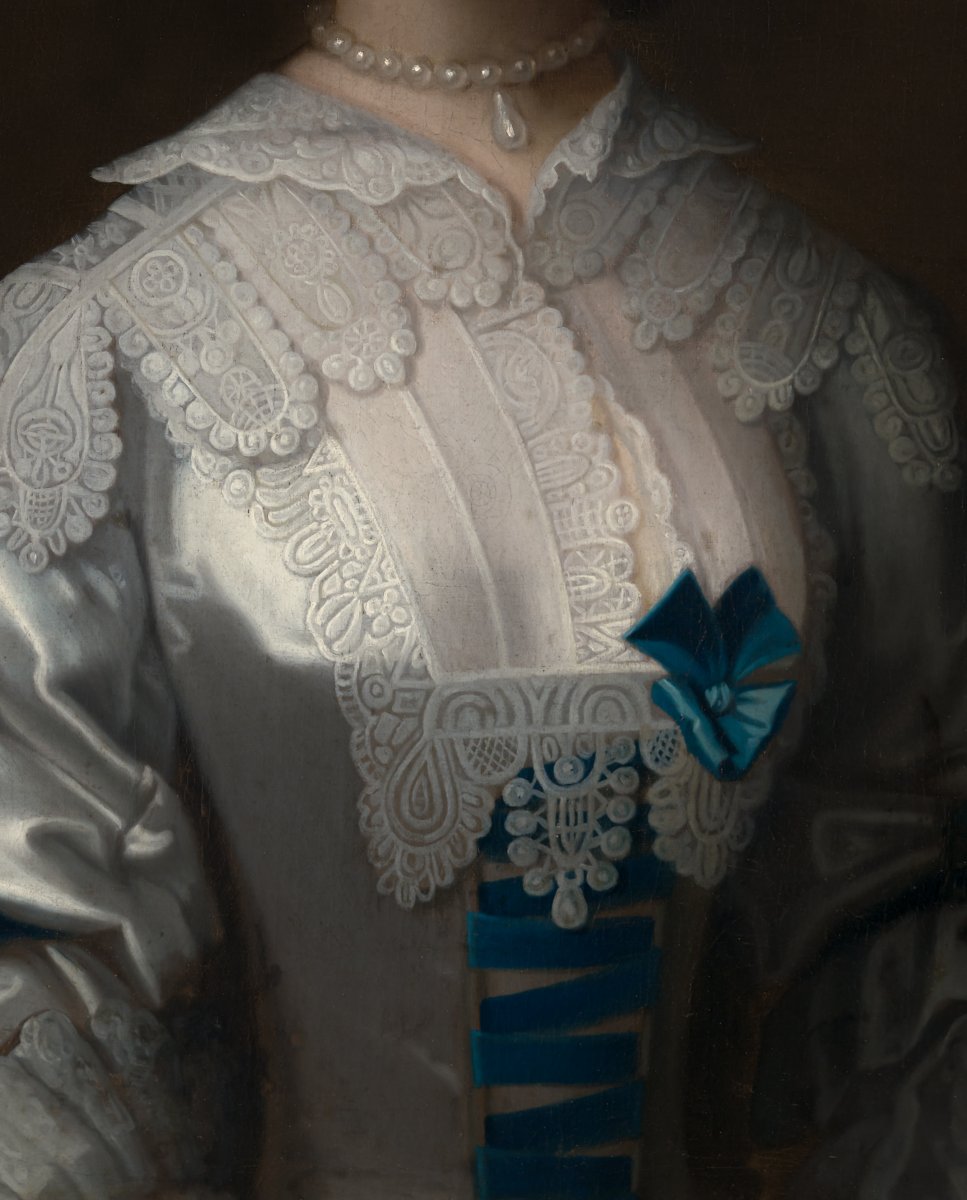 Portrait d’une dame en robe de soie blanche à nœuds bleus, v.1745–1755, attr. Henry Pickering-photo-3