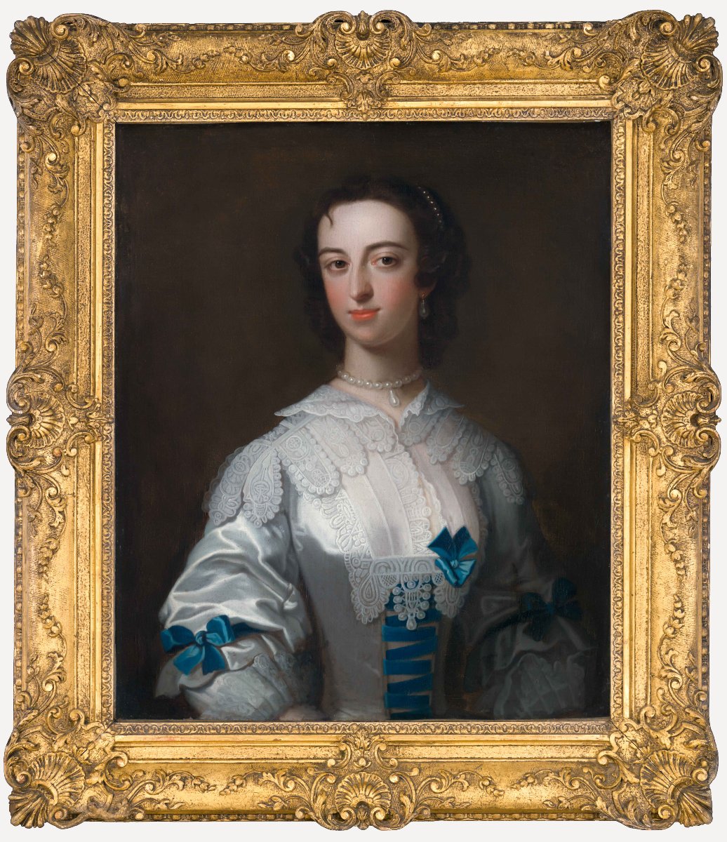 Portrait d’une dame en robe blanche ornée de rubans bleus, huile sur toile, vers 1745 fin cadre
