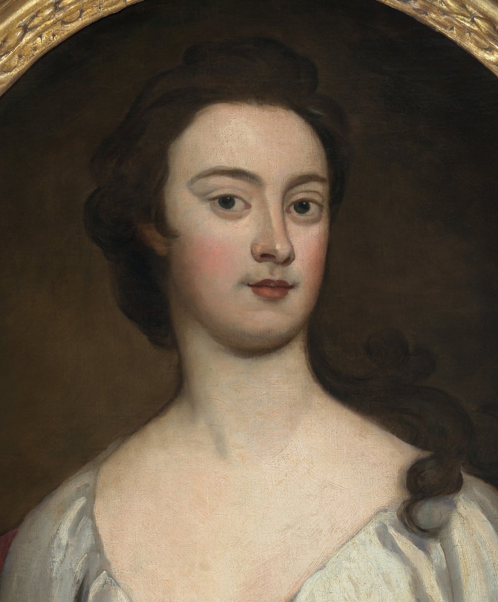 Portrait d'une jeune femme en robe blanche, vers 1730, beau cadre sculpté, huile sur toile-photo-3