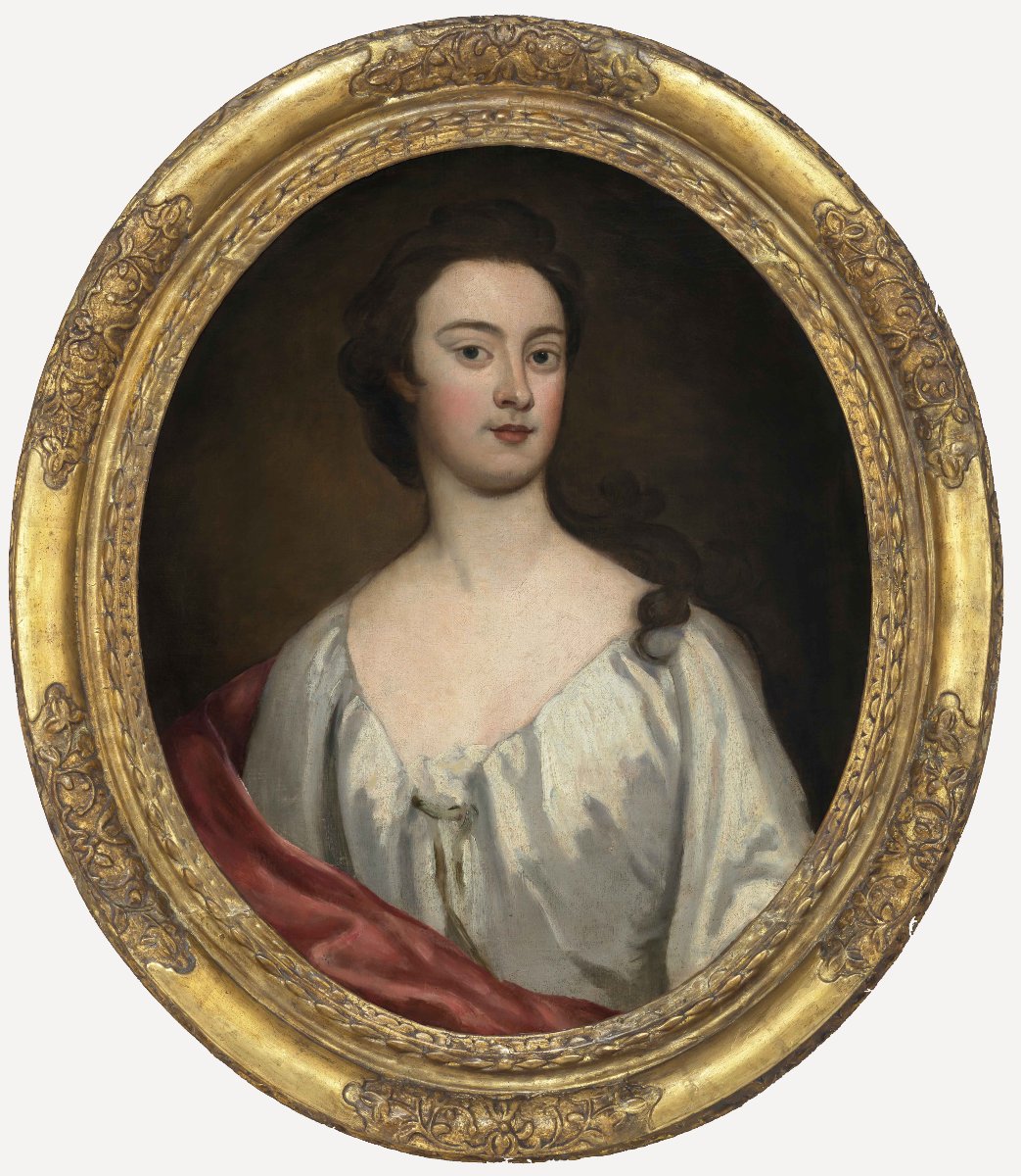 Portrait d'une jeune femme en robe blanche, vers 1730, beau cadre sculpté, huile sur toile