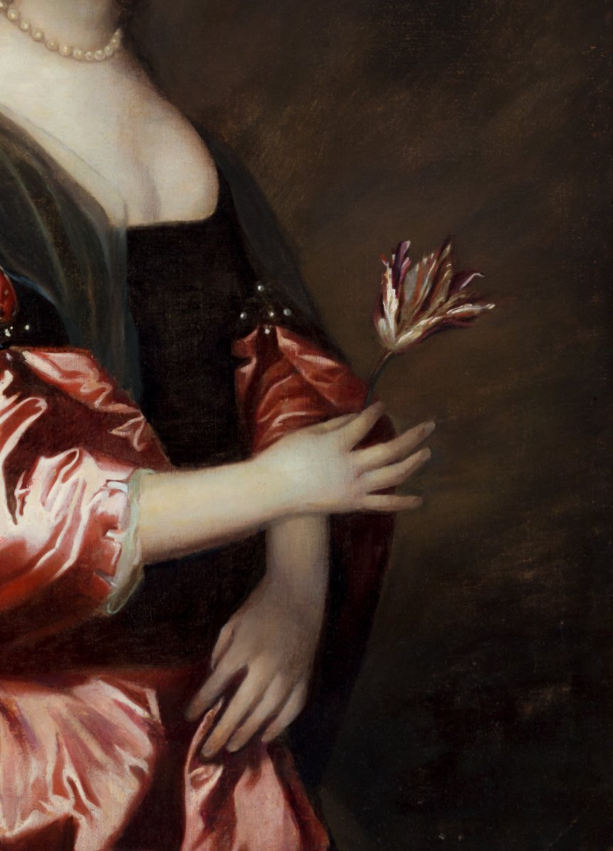 Grand portrait d’une dame en robe de satin rouge, tenant une tulipe exotique, vers 1660–1680-photo-1