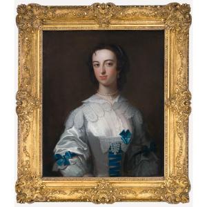 Portrait d’une dame en robe blanche ornée de rubans bleus, huile sur toile, vers 1745 fin cadre